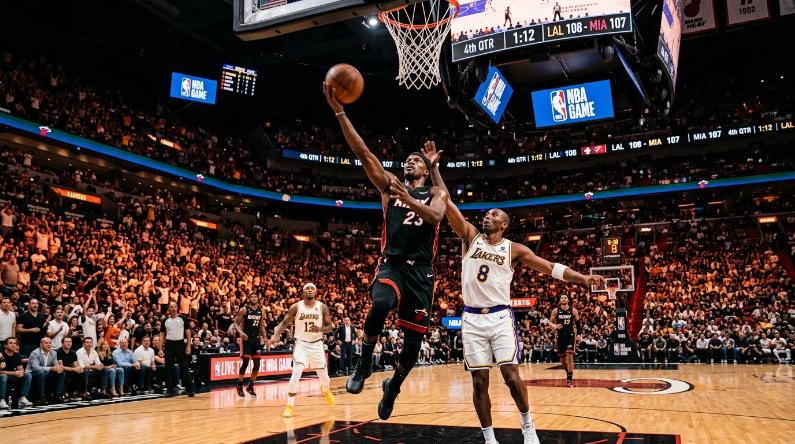 Odds de apostas ao vivo mudando durante um jogo de basquete da NBA